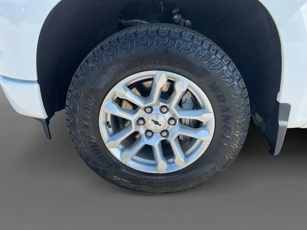 Used 2025 Summit White Chevrolet RST image 13