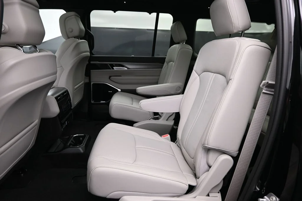 New 2026 High Gloss Black Exterior Paint Jeep Limited Altitude image 32