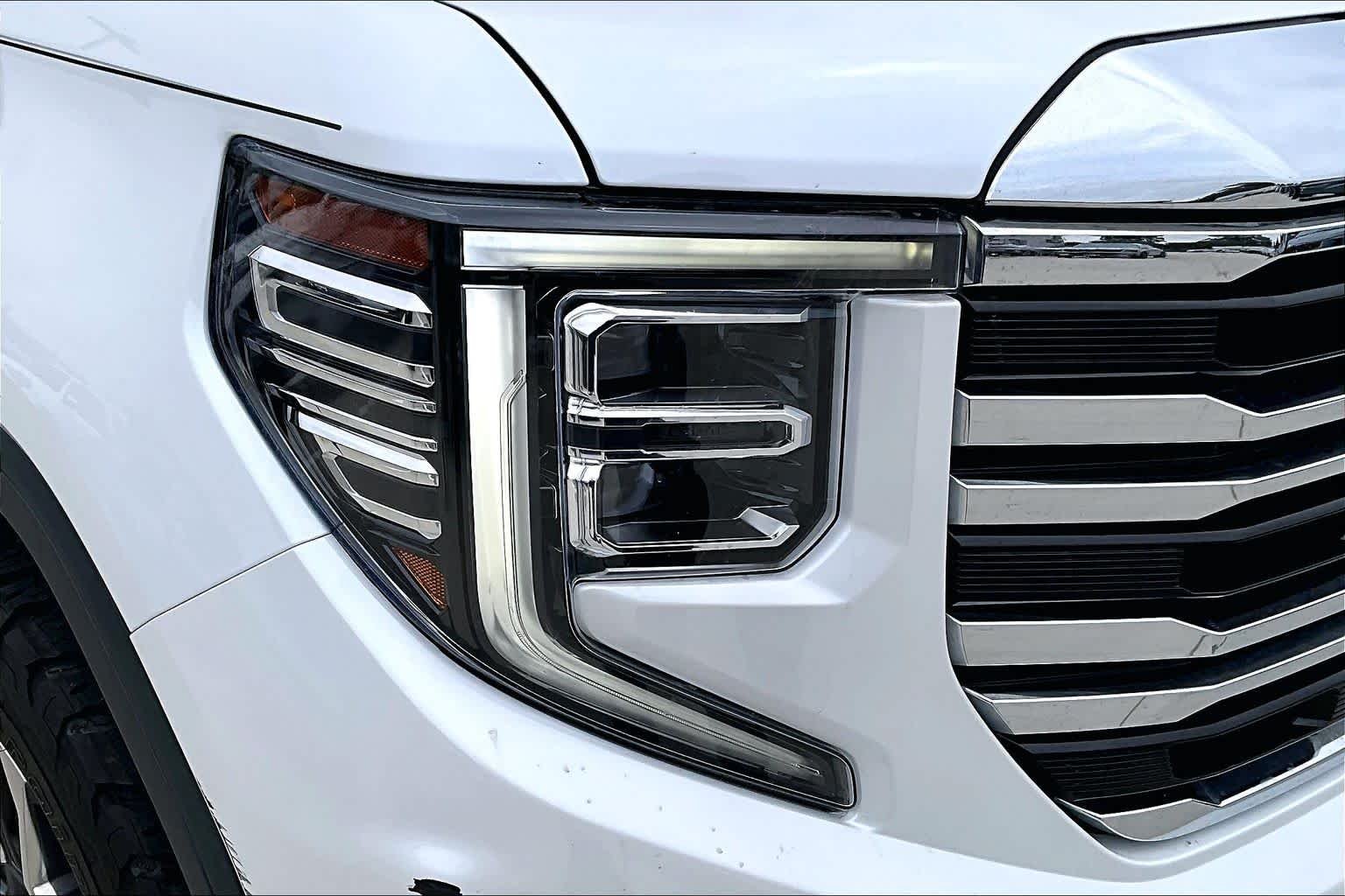 Used 2022 White Frost Tricoat GMC SLT image 27