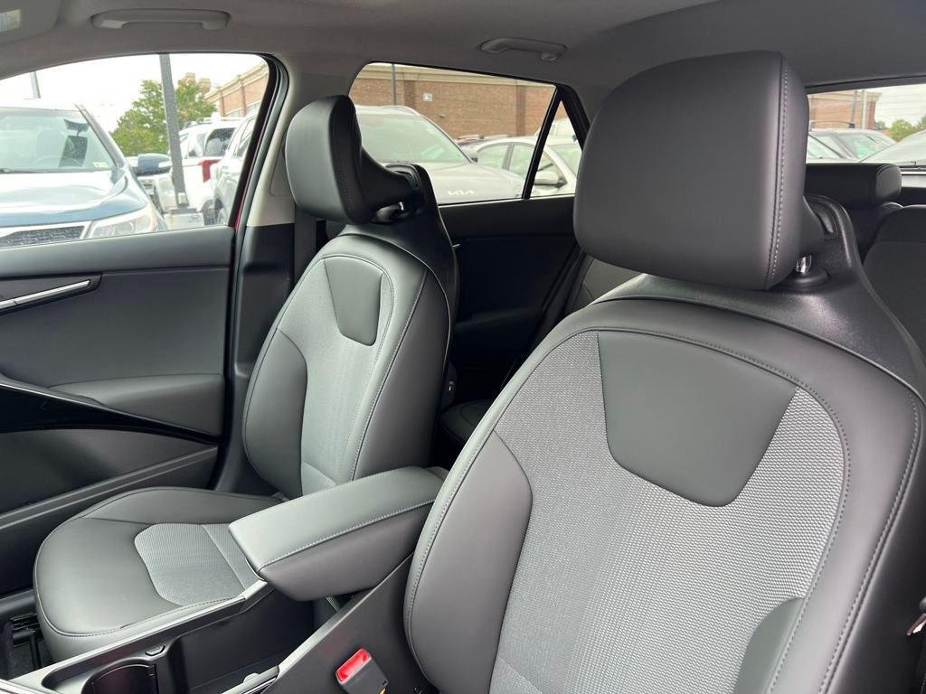 2025 Kia Niro EX Touring - Photo 13