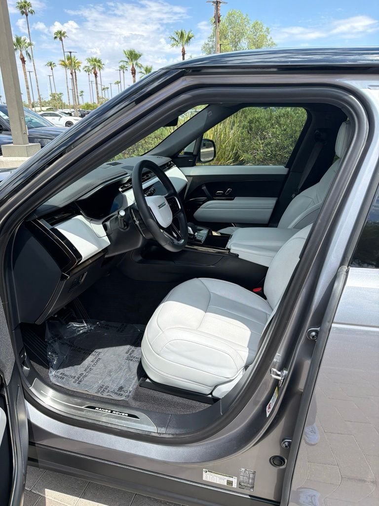 Used 2025  Land Rover SE image 5