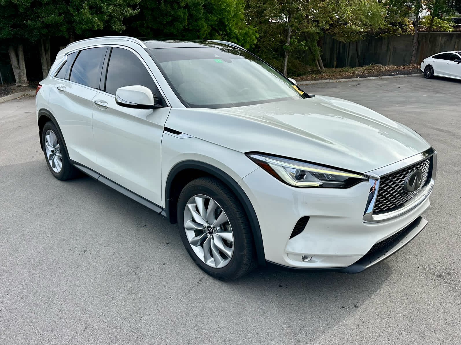 Used 2021 Majestic White INFINITI LUXE image 3