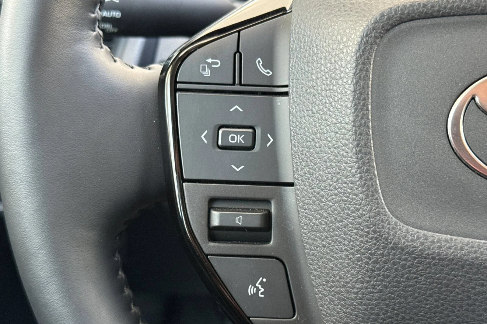 Used 2025 Off-white Toyota Nightshade image 24