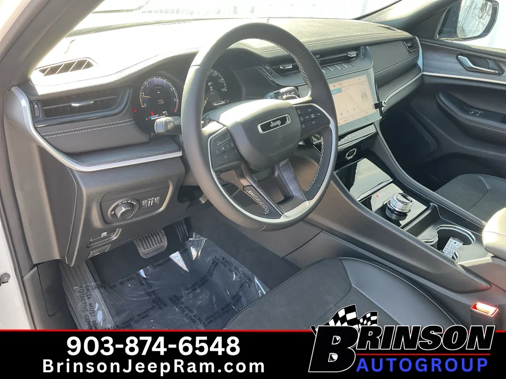 New 2027 Bright White Clear-Coat Paint Jeep Laredo Altitude image 12