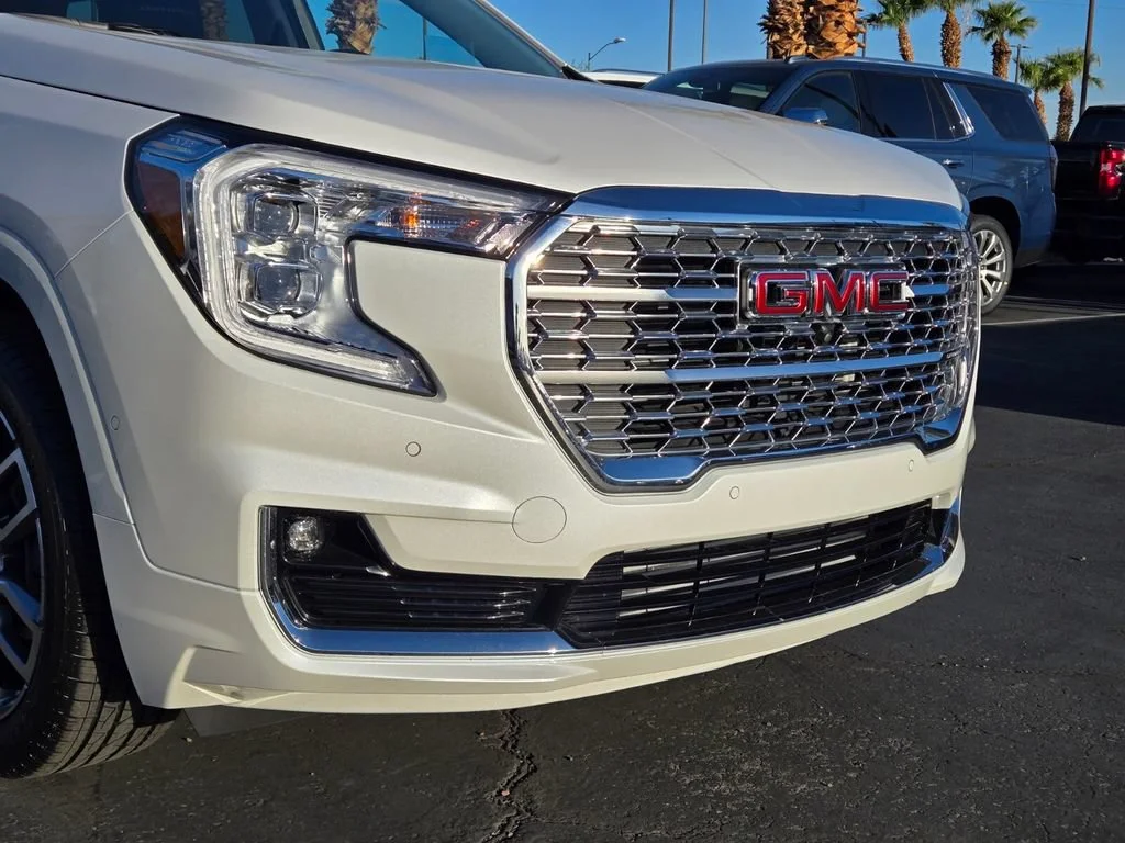 Used 2023 WHITE FROST TRICOAT GMC Denali image 8