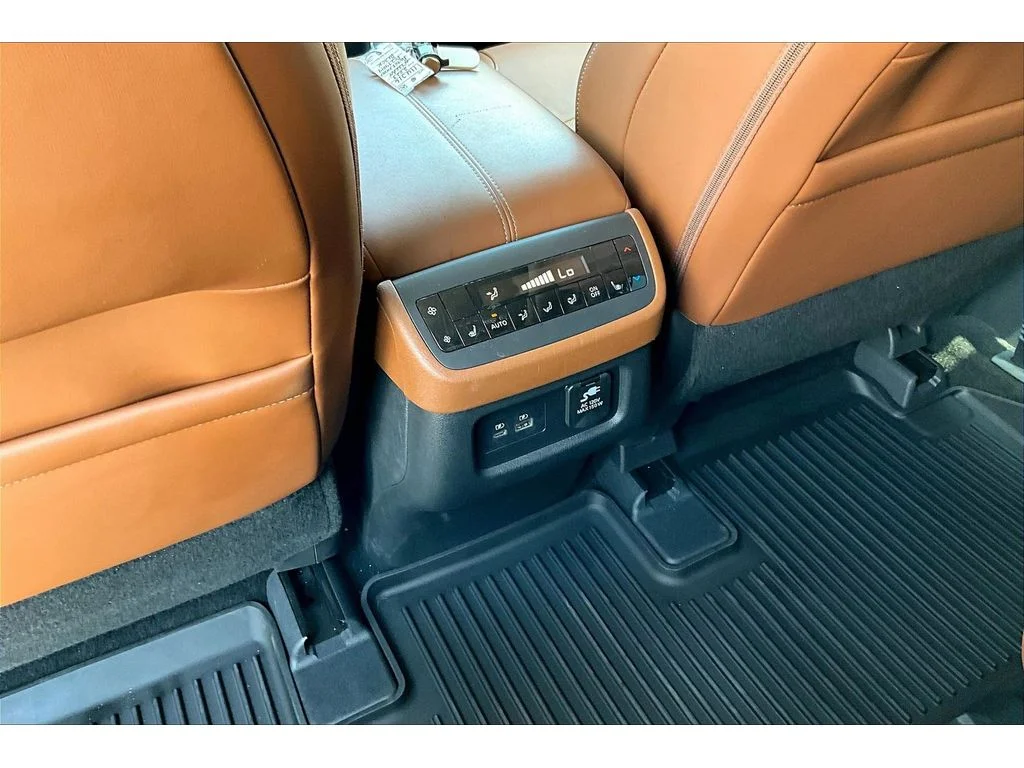 Used 2023  Nissan Platinum image 24