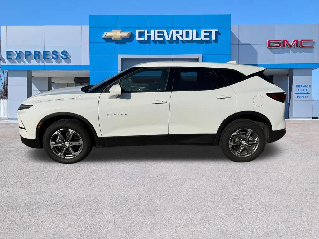 Used 2025 White Chevrolet LT image 3