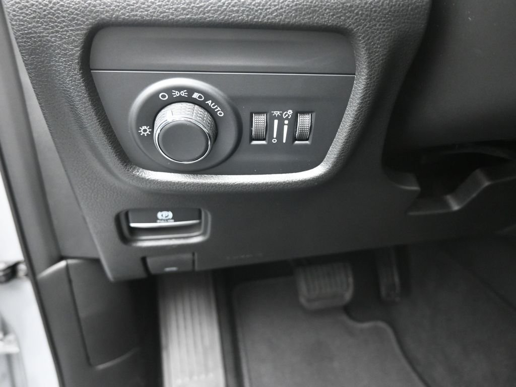 New 2026 Silver Zynith Exterior Paint Jeep Altitude image 21