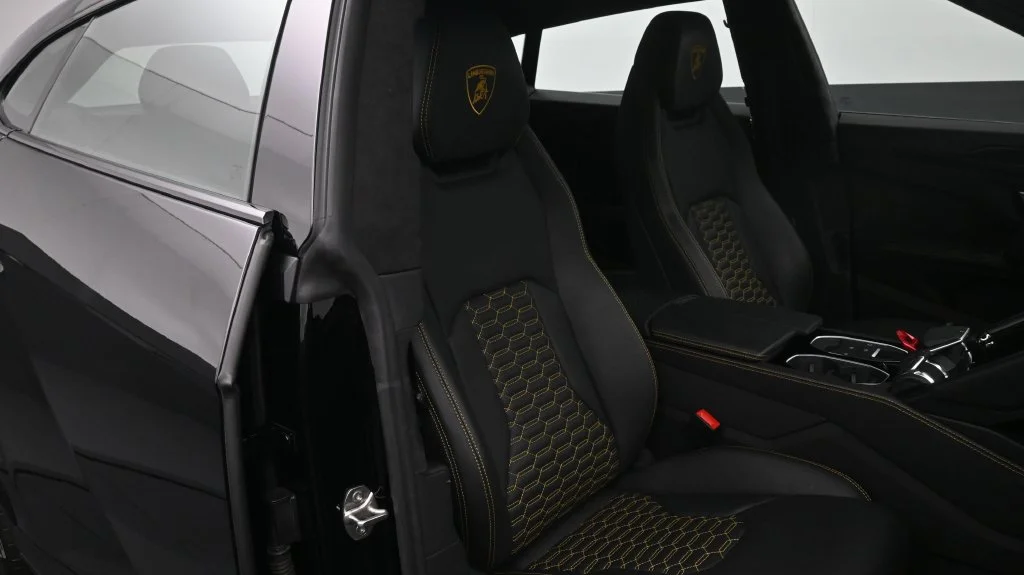 Used 2022  Lamborghini Base image 17