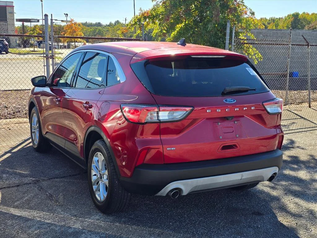 Used 2021 Red Ford SE image 4