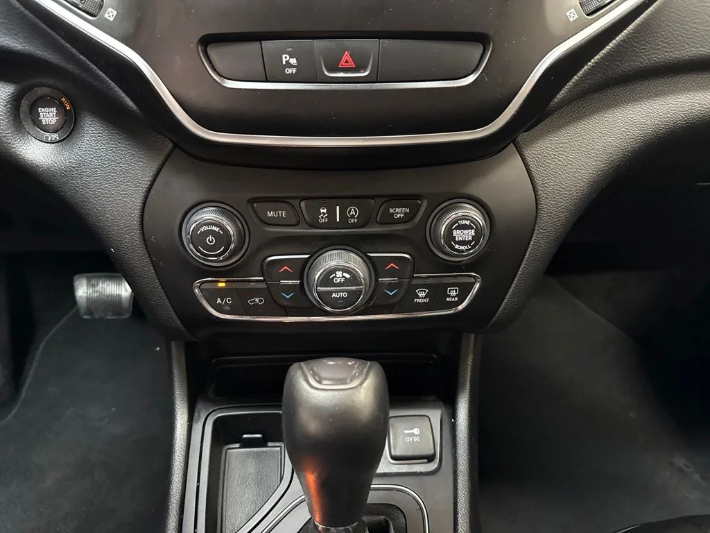 Used 2019 Light Brownstone Pearlcoat Jeep Latitude Plus image 20