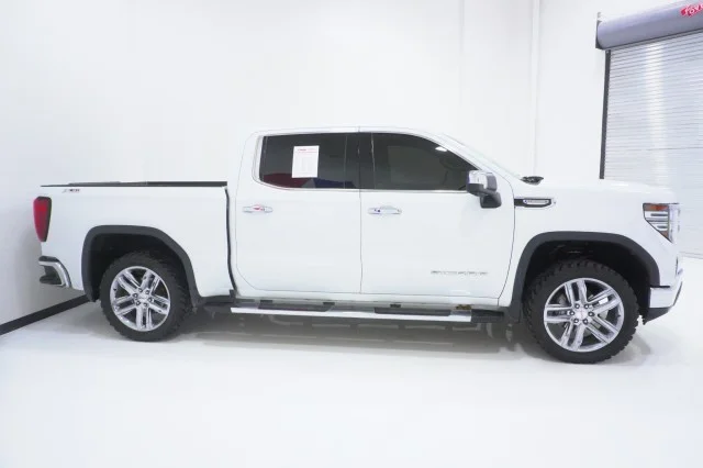 Used 2024 INTERSTELLAR WHITE GMC SLT image 4