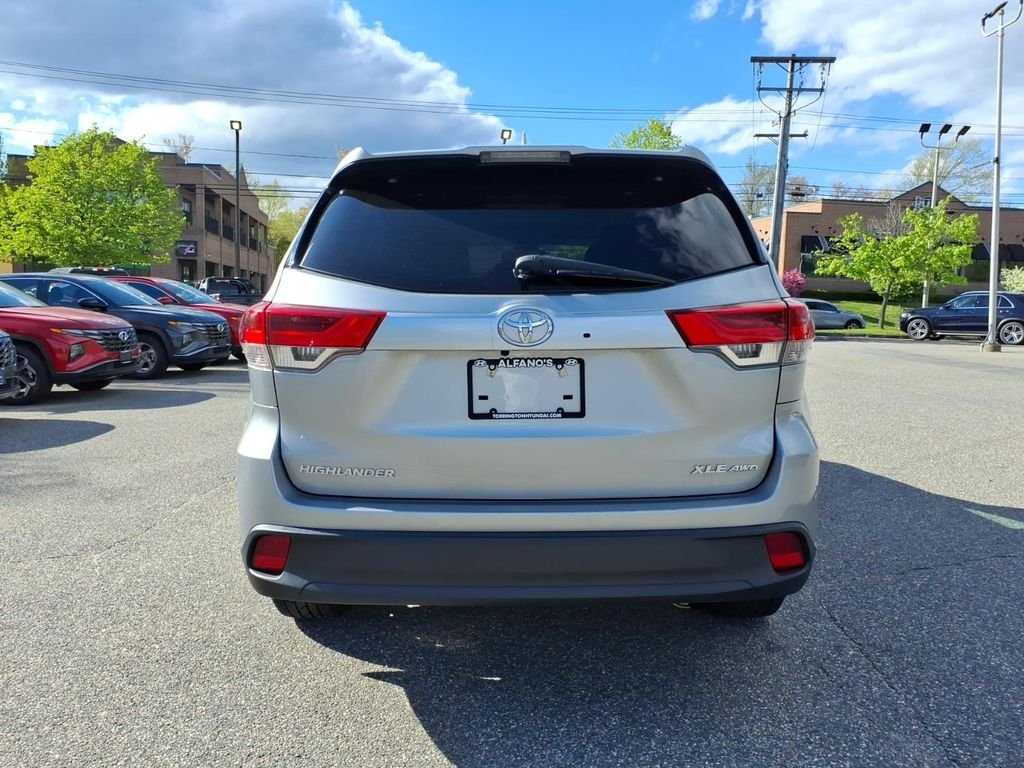 Used 2018 Silver Toyota XLE image 6