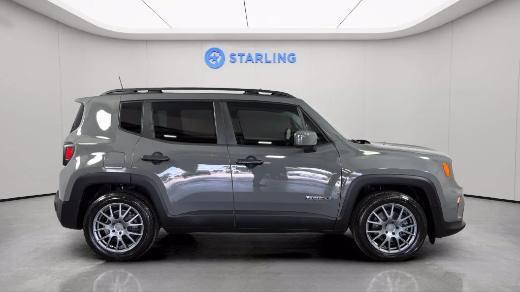 Used 2021  Jeep Latitude image 12