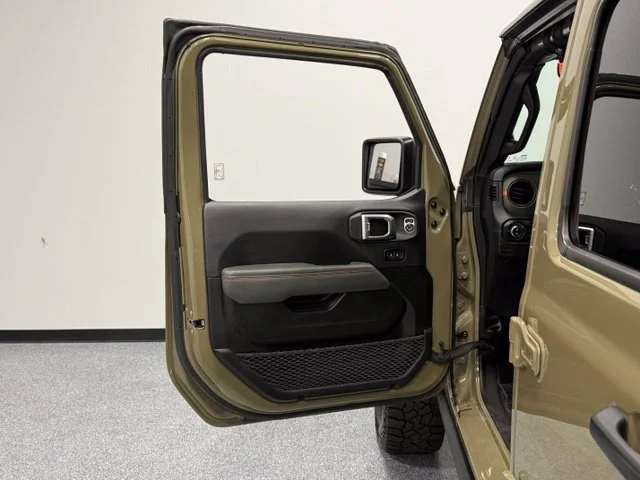 Used 2025  Jeep Mojave image 12