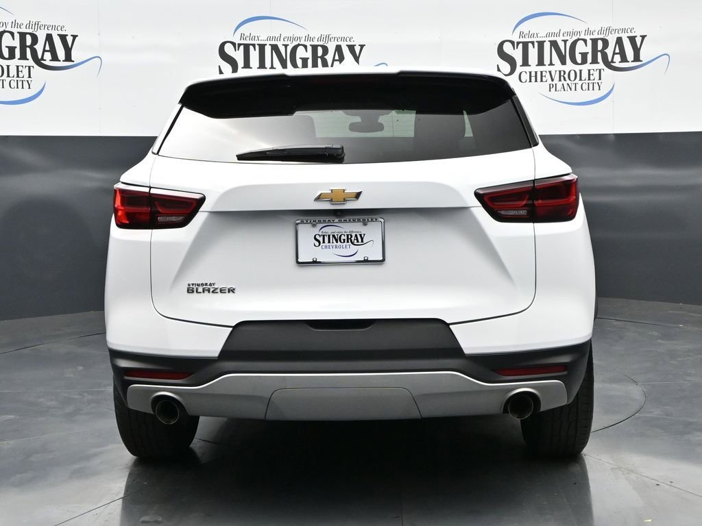 Used 2025 Summit White Chevrolet 2LT image 6