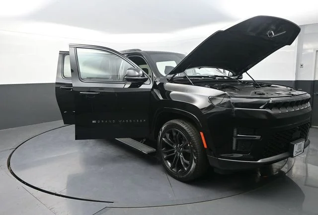 New 2026 High Gloss Black Exterior Paint Jeep Summit Reserve image 35