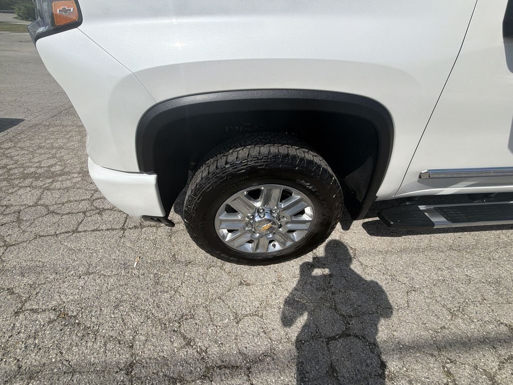 Used 2024 Beige Chevrolet High Country image 10