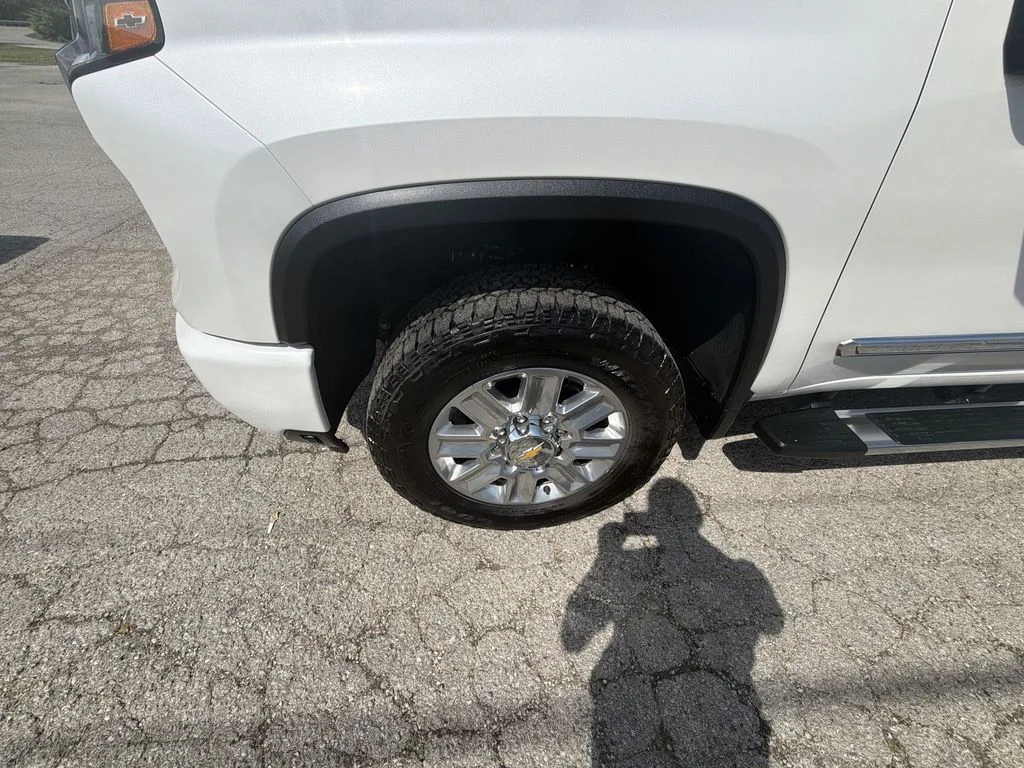 Used 2024 Beige Chevrolet High Country image 10