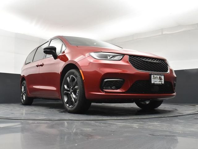 New 2026 Red Hot Pearl-Coat Exterior Paint Chrysler Select image 22