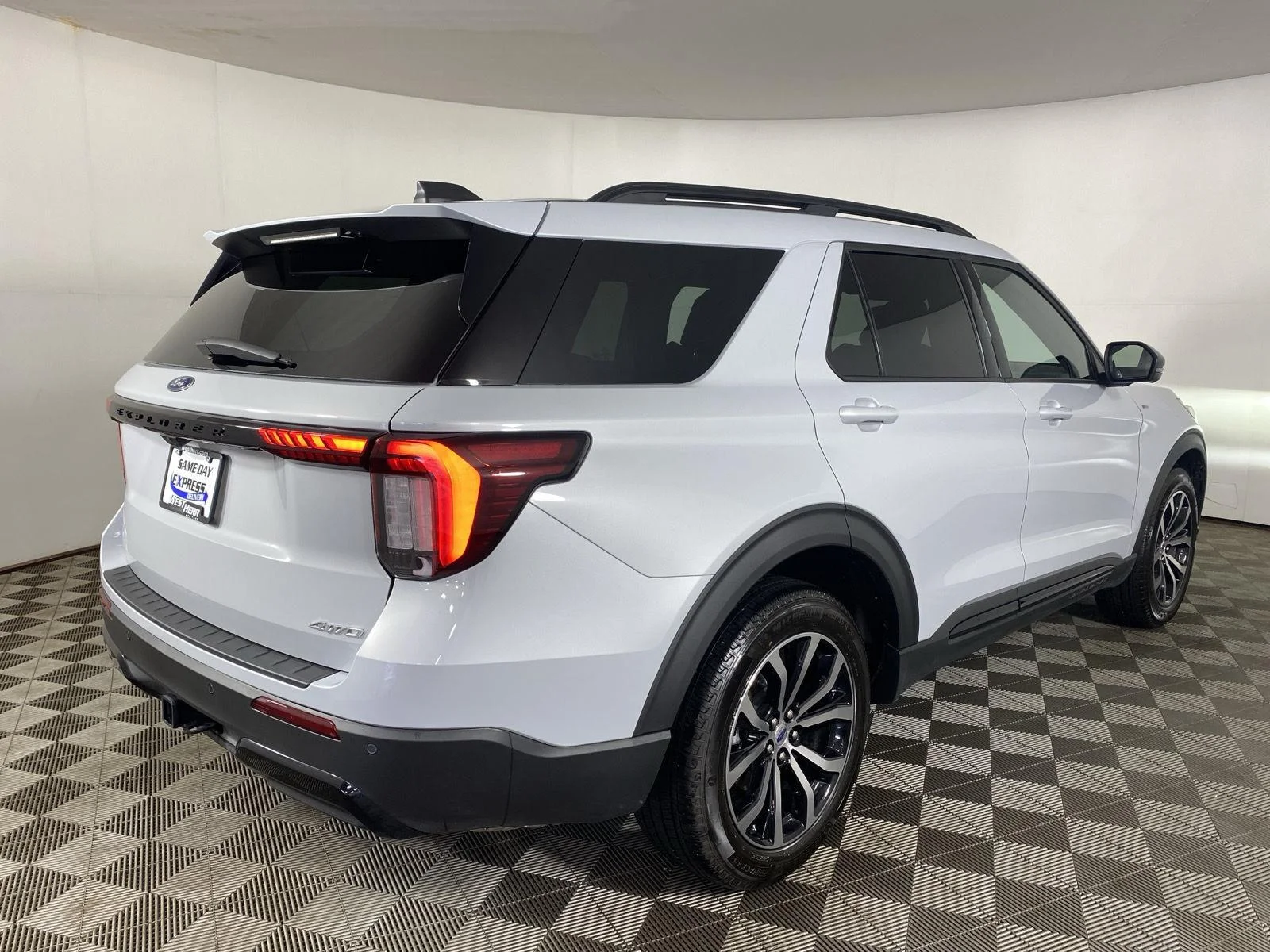 New 2026 Space White Metallic Ford ST-Line image 7