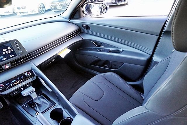 Used 2025 White Hyundai SEL Sport image 19