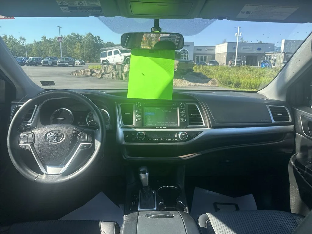 Used 2016 Silver Toyota LE V6 image 10