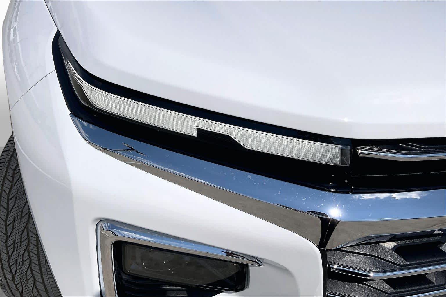 Used 2025 Summit White Chevrolet LT image 27
