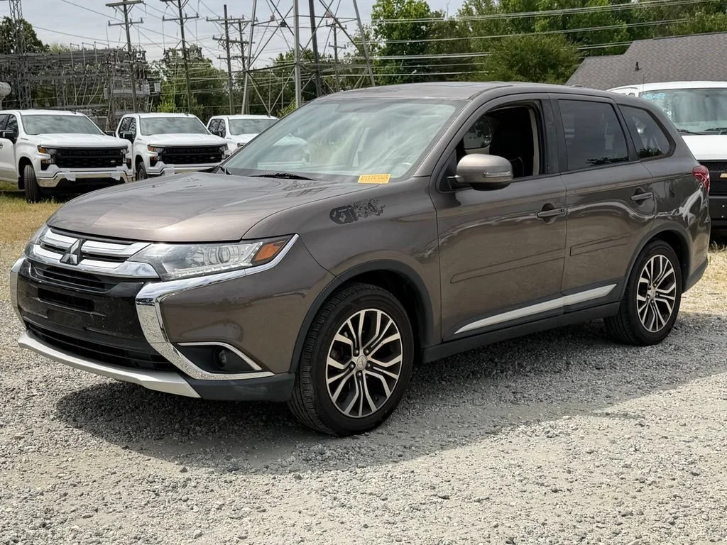 Used 2017  Mitsubishi SE image 8