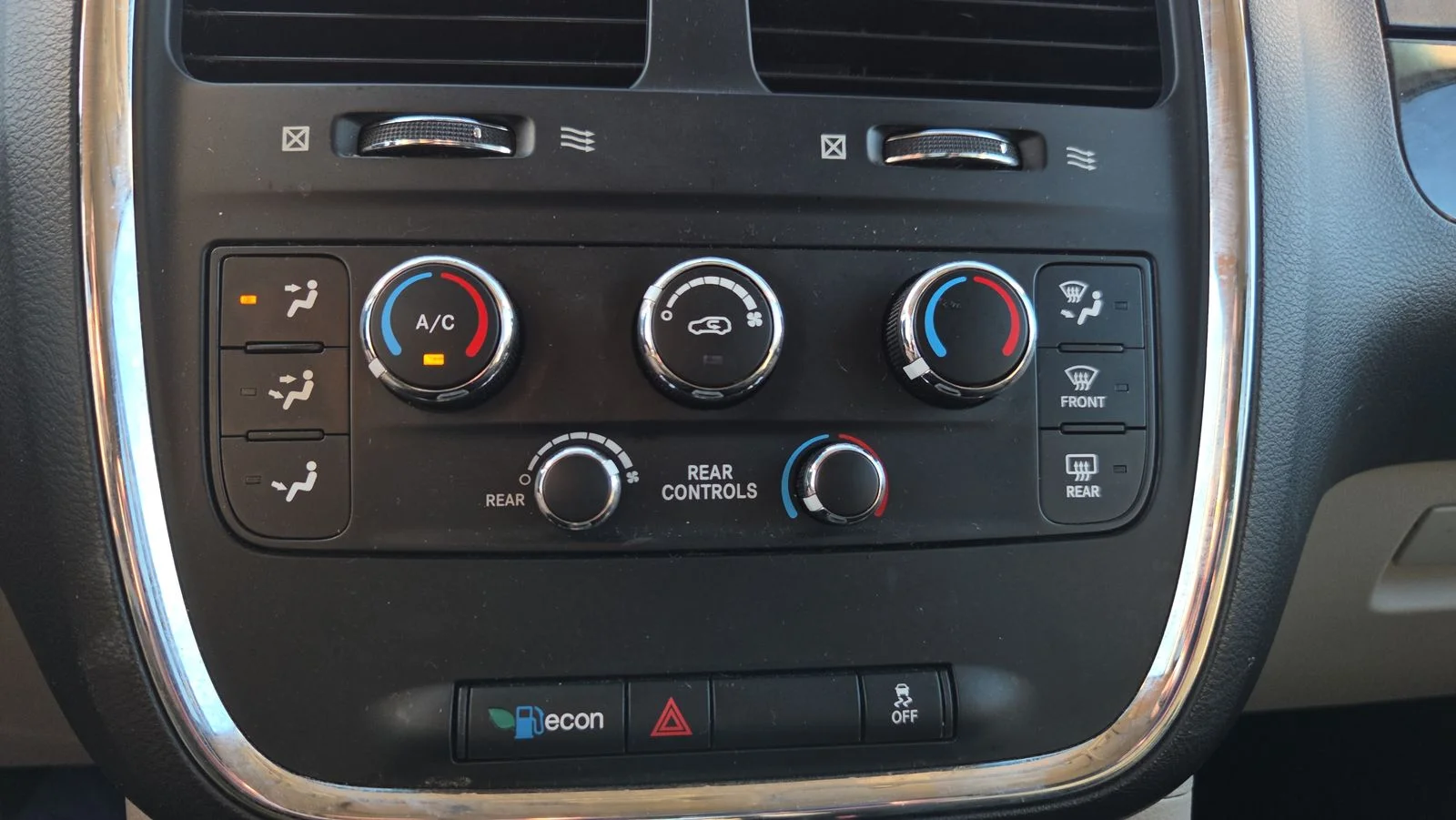 Used 2016 Blue Dodge SE image 29