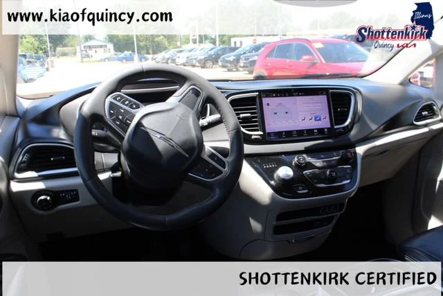 Used 2022 Granite Chrysler Touring L image 8