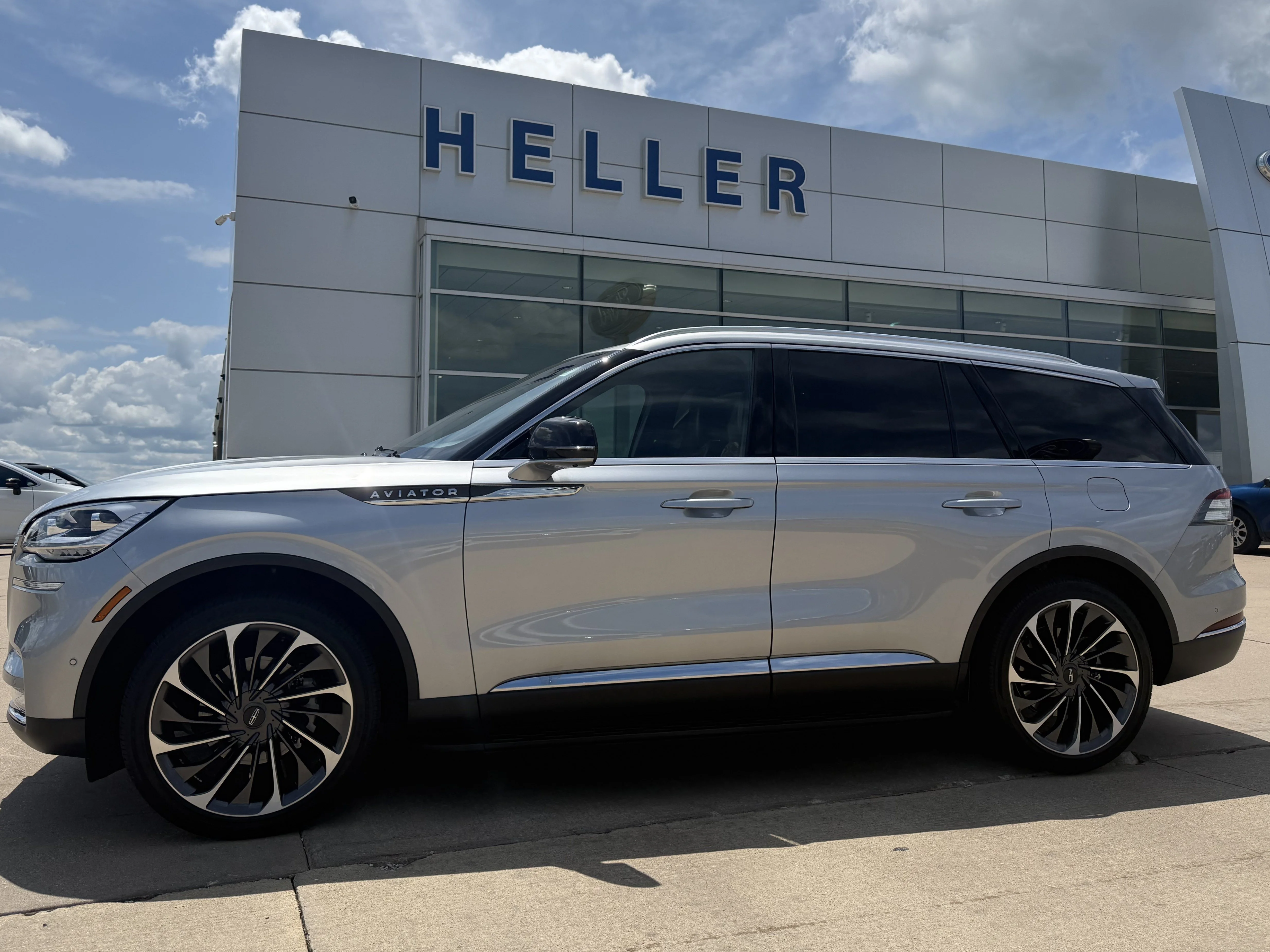 Used 2022 Radiance Metallic Lincoln Reserve image 3