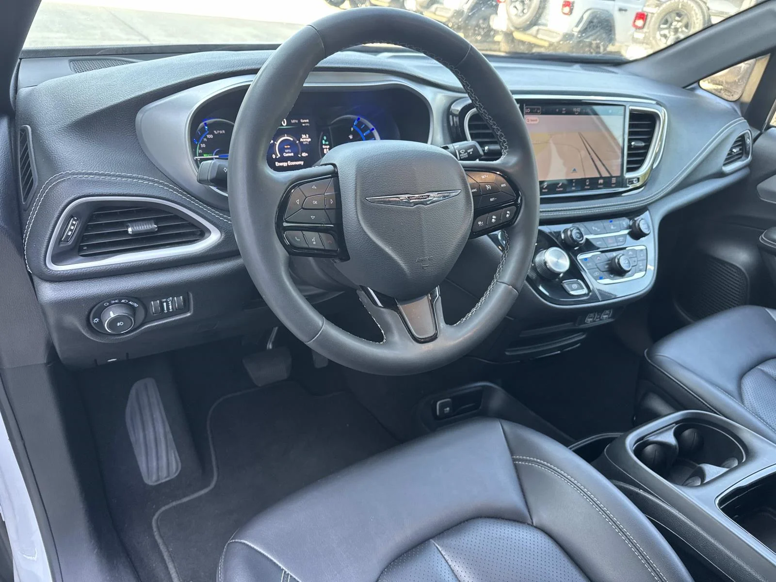 Used 2024 White Chrysler Hybrid S Appearance Pkg FWD image 18
