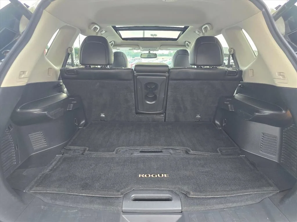 Used 2015 White Nissan SL image 26