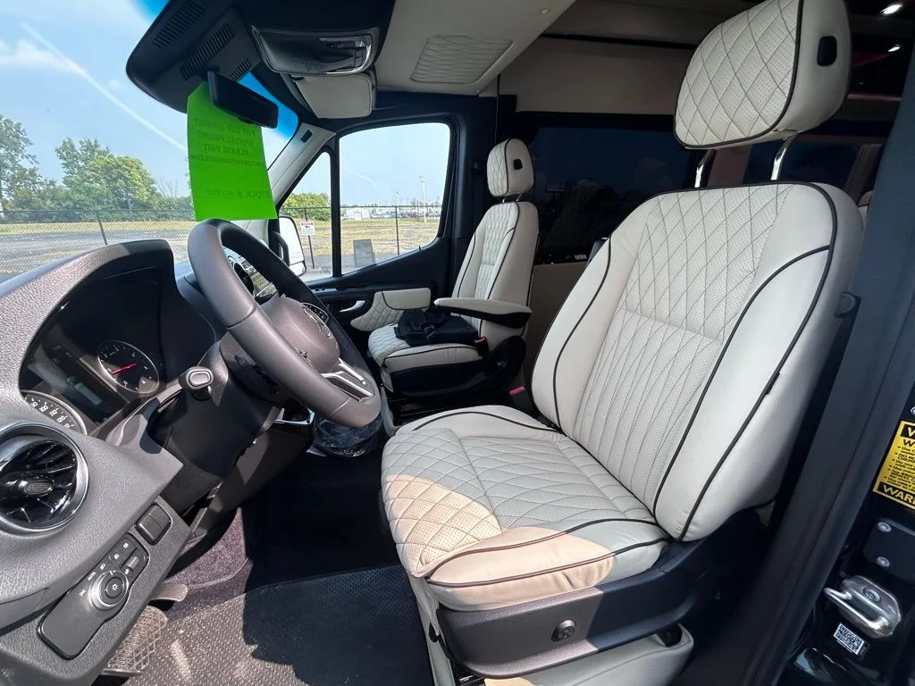 New 2026 Obsidian Black Mercedes-Benz Discovery Touring image 16