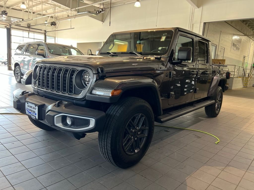 Used 2025 Granite Crystal Metallic Clear Jeep Sport S image 5