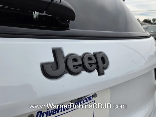 New 2026 Bright White Clear-Coat Exterior Paint Jeep Latitude image 11