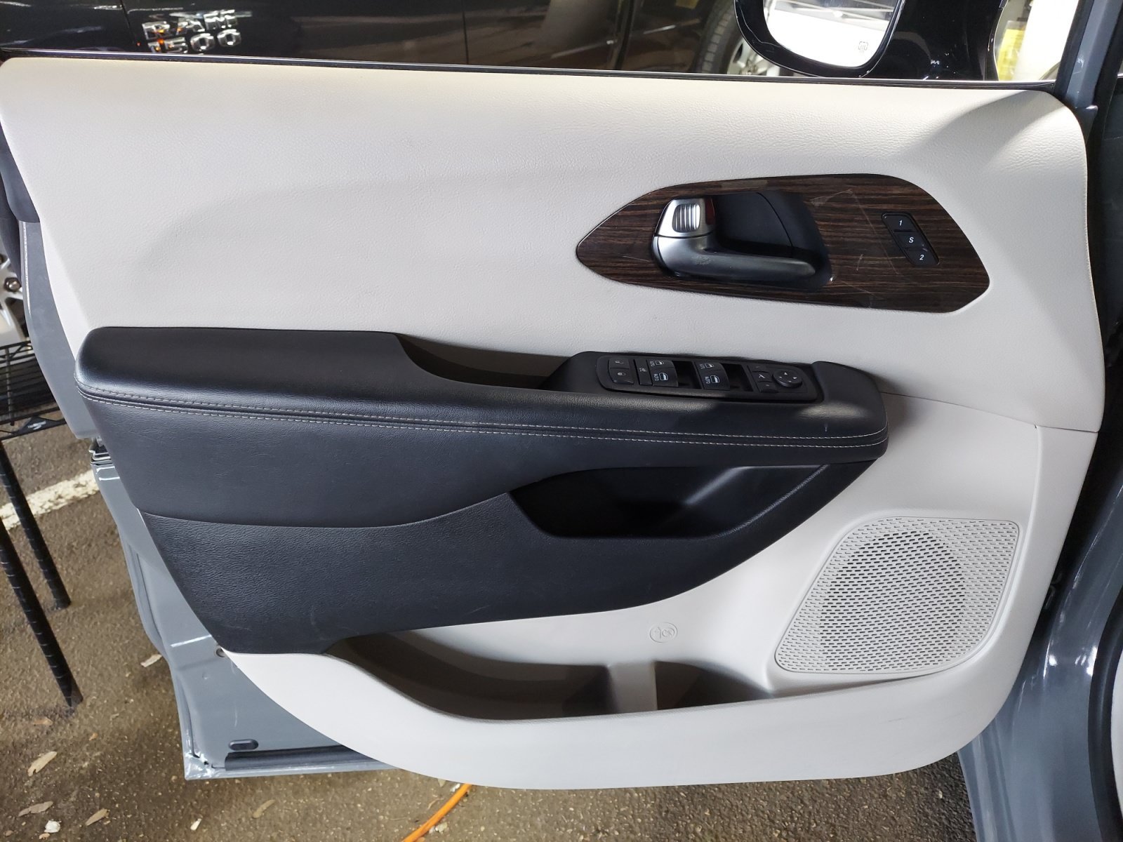 Used 2023 Ceramic Gray Clearcoat Chrysler Limited image 30