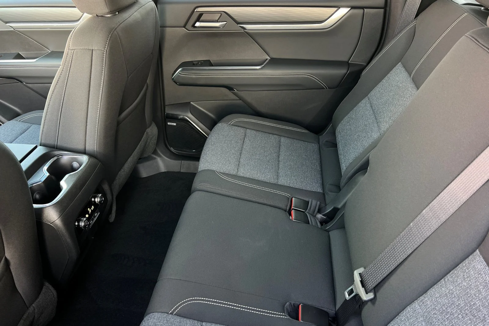 2026 GMC Acadia Elevation - Photo 11