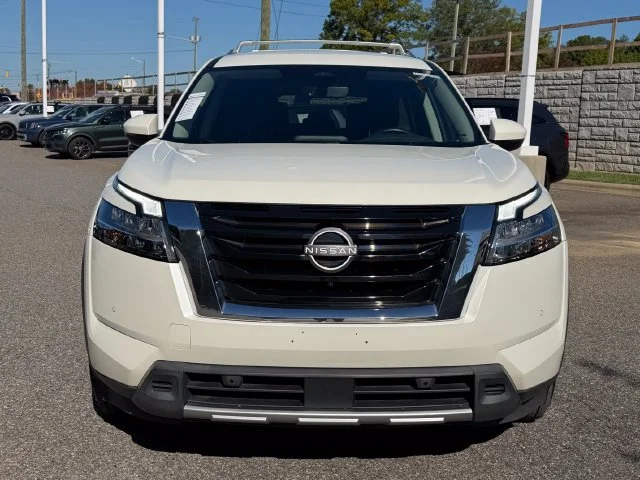 Used 2023 Pearl White Nissan SL image 8