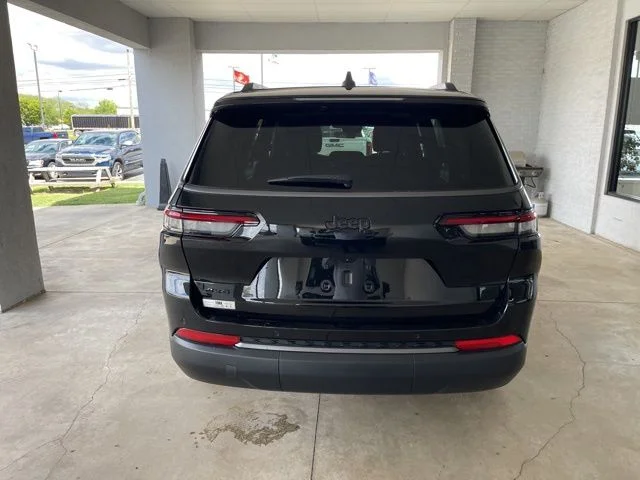 New 2026 Diamond Black Crystal Pearl-Coat Exterior Paint Jeep Altitude image 4
