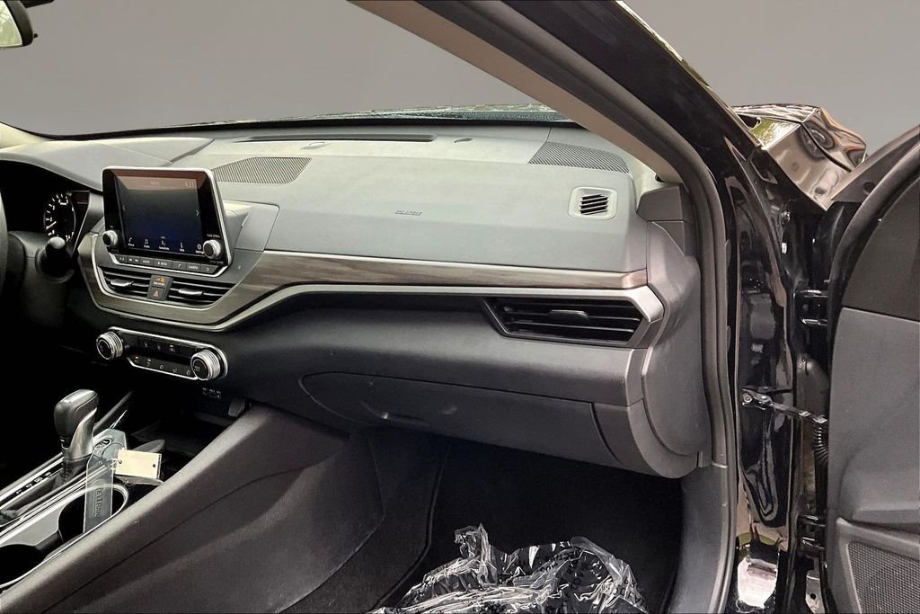 Used 2024 Super Black Clearcoat Nissan 2.5 SV image 24