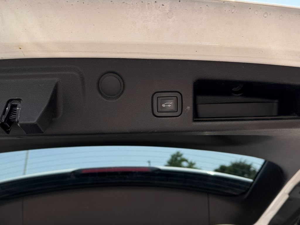 Used 2018 Summit White Chevrolet Premier image 25