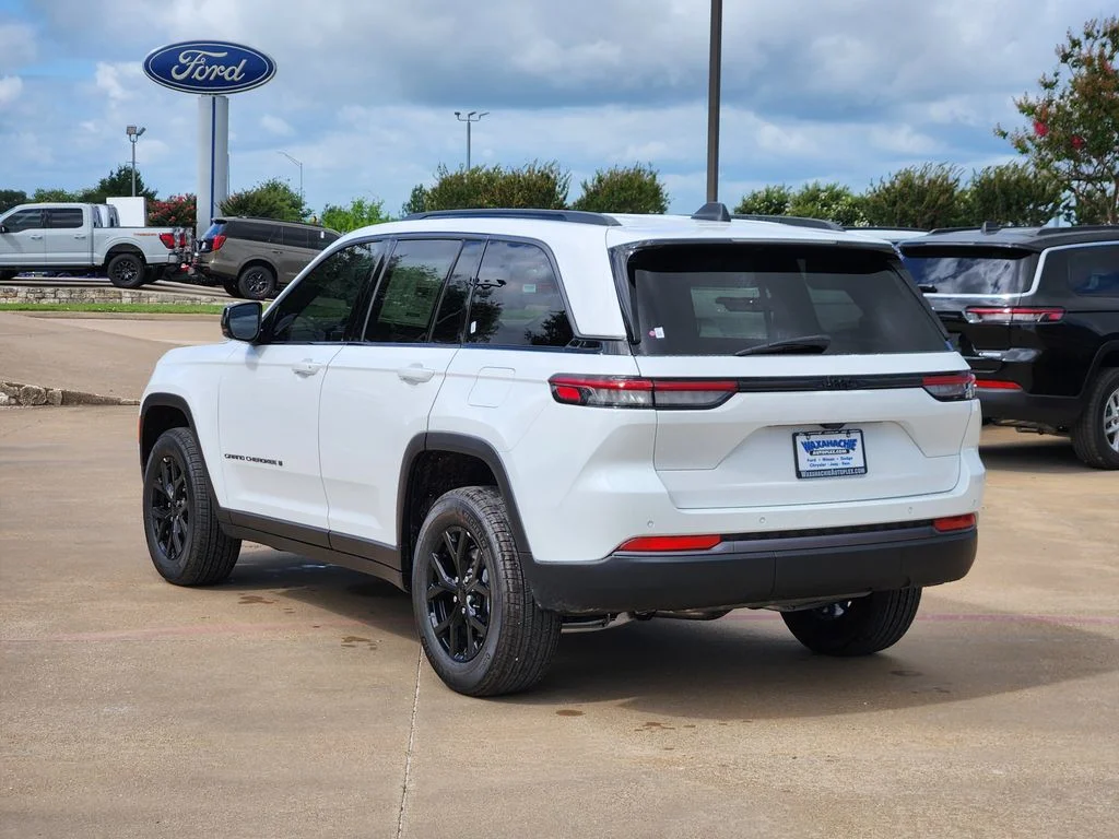 New 2026 Bright White Clear-Coat Exterior Paint Jeep Altitude image 3