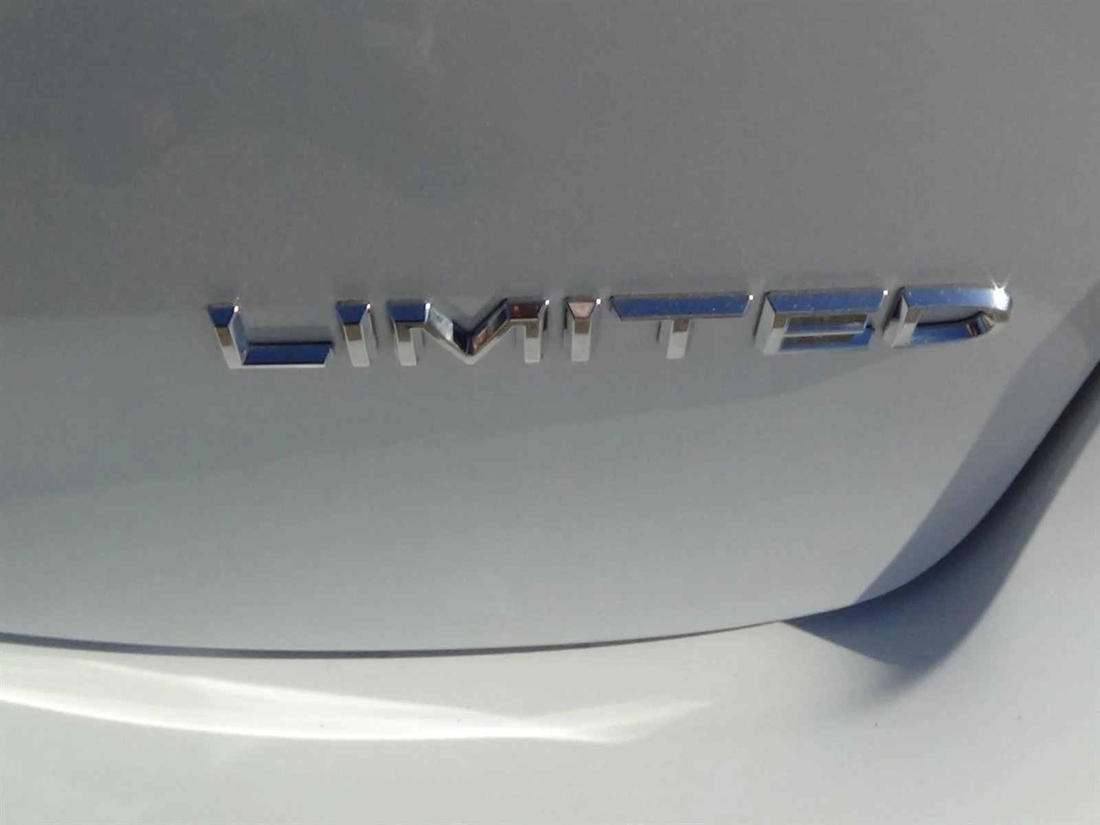 Used 2024 Bright White Clear Coat (pw7) Chrysler Limited image 11