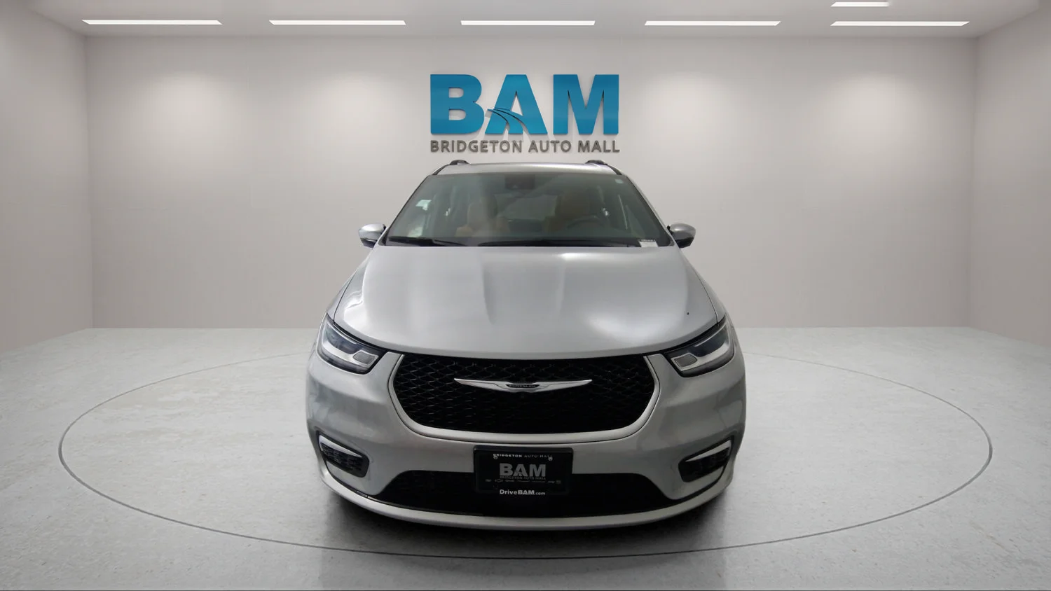 Used 2023 Silver Chrysler Pinnacle image 31