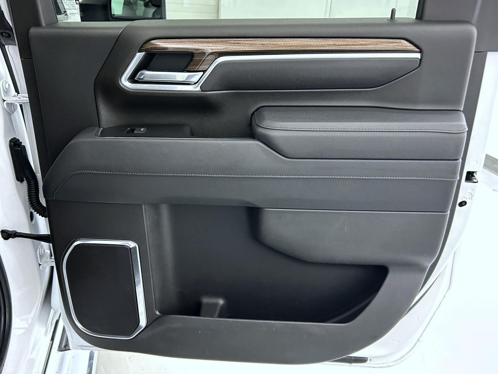 Used 2025 White Chevrolet LT image 17