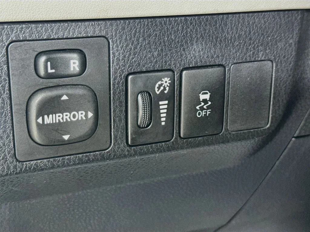Used 2013 Gray Toyota LE image 10