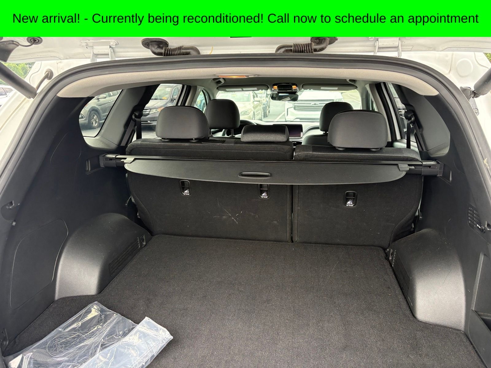 Used 2023 White Pearl Hyundai SEL image 4