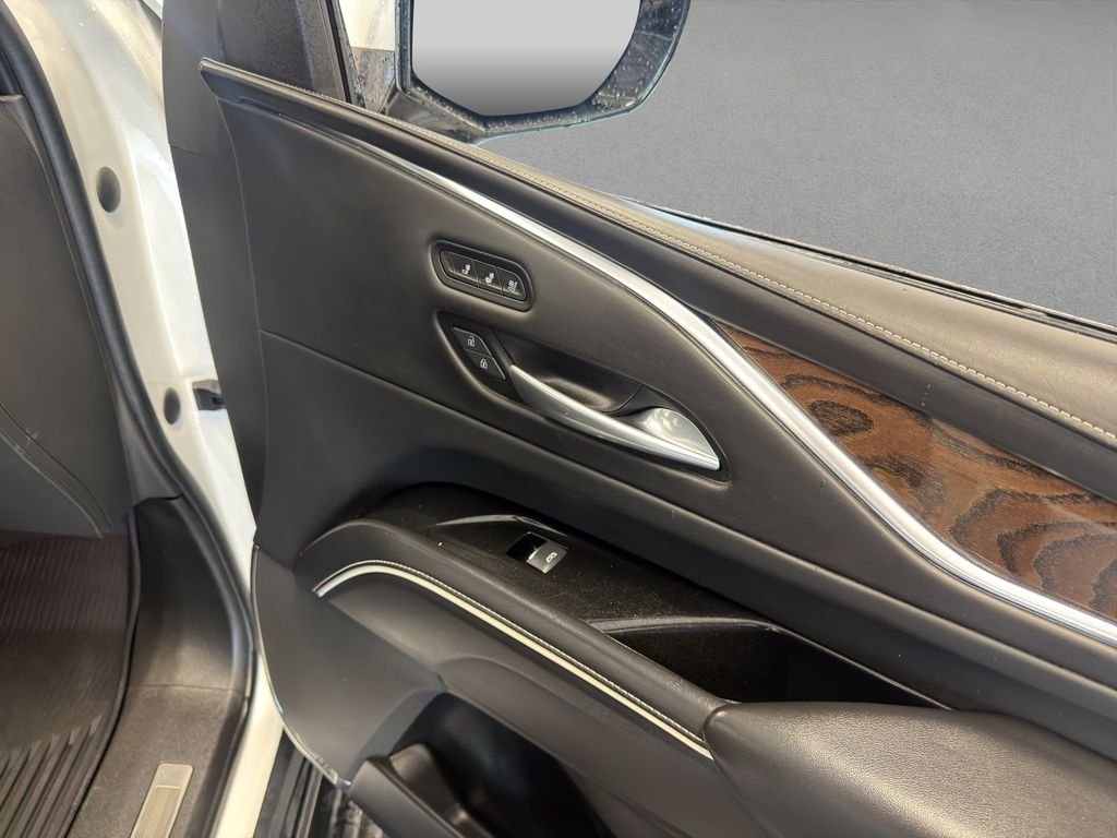 Used 2022 White Cadillac Sport Platinum image 27